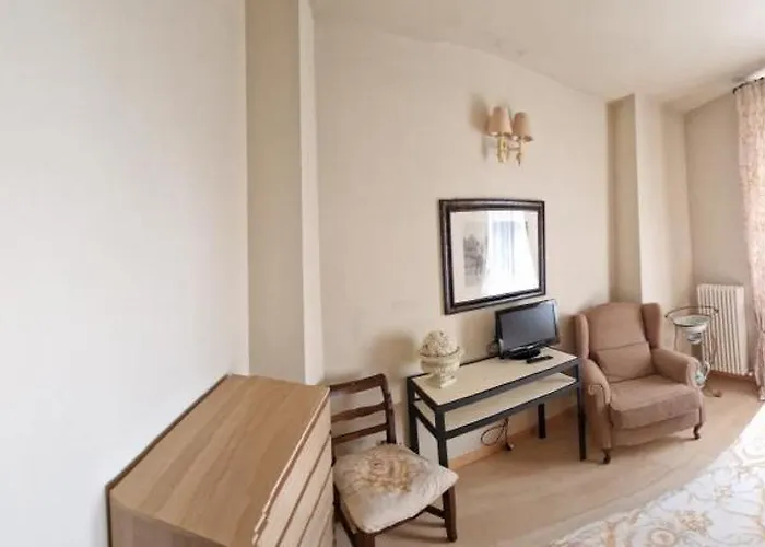 לינה וארוחת בוקר Antica Casa Menetti B E B ססטולה